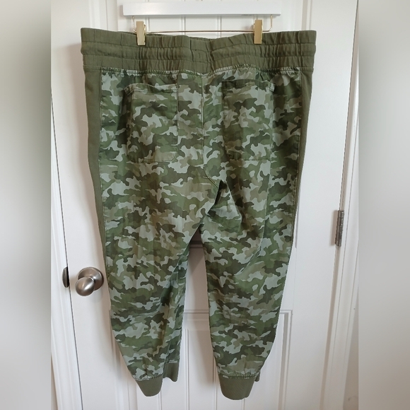 Time and Tru Green Sweatpants Joggers - Picture 2 of 4